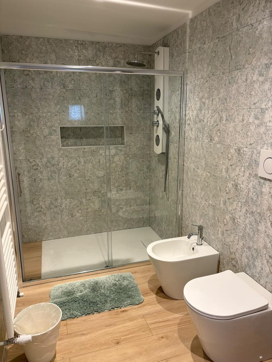 Bagno privato con ampia doccia e colonna idromassaggio nel B&B Villa Cassandra a Castellana Grotte