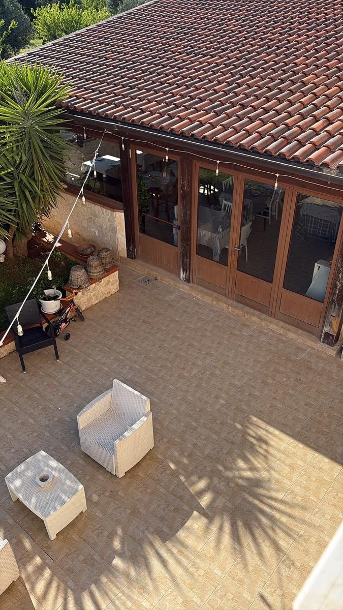 Patio esterno e sala comune per la colazione del B&B Villa Cassandra a Castellana Grotte