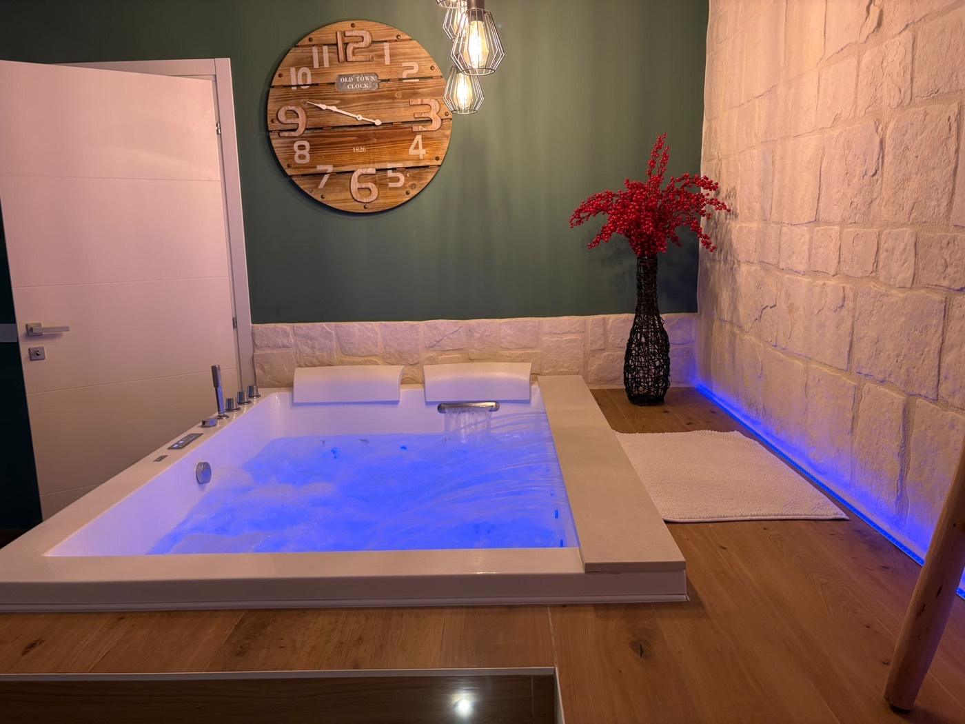 Vasca idromassaggio con cromoterapia nella Junior Suite Deluxe del B&B Villa Cassandra a Castellana Grotte