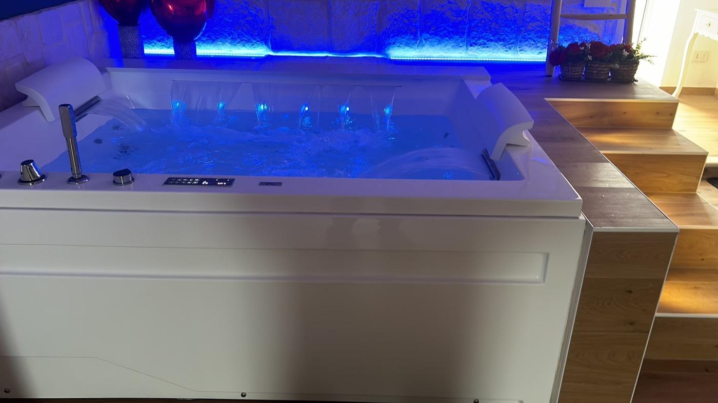 Vasca idromassaggio in funzione con getti e cromoterapia nella suite del B&B Villa Cassandra