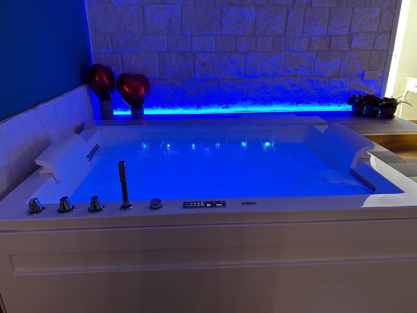 Suite romantica con vasca idromassaggio per due del B&B Villa Cassandra, ideale per una fuga di coppia in Puglia